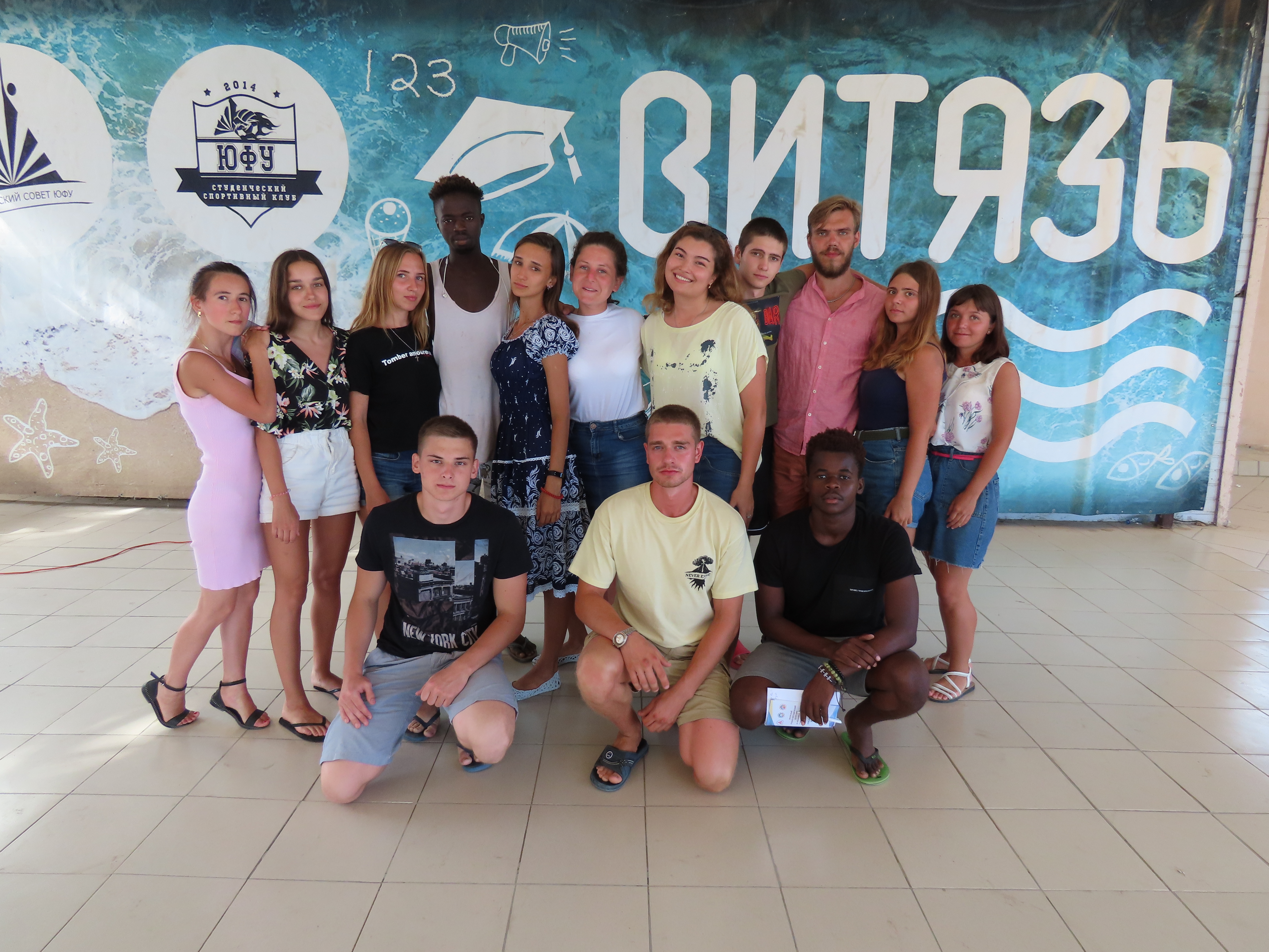 Обучение волонтеров на берегу моря